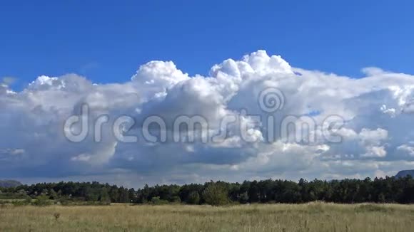 强大的云层视频的预览图