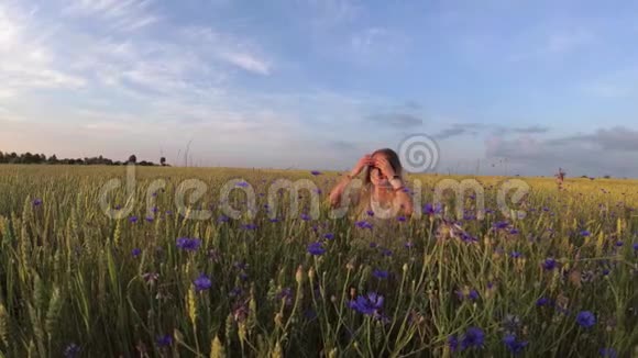 带着鲜花走在谷地上的女孩视频的预览图