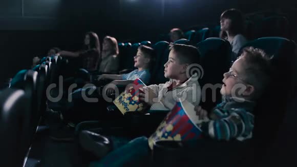 人们在电影院看电影视频的预览图