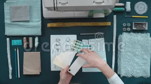 桌面女裁缝设计师内衣顶景蓝色背景视频的预览图