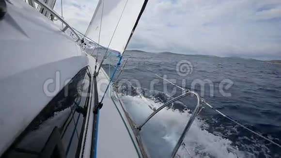 在希腊海浪的背景下甲板和游艇上在总计划中视频的预览图