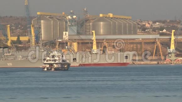 港口基础设施和船舶停泊情况视频的预览图