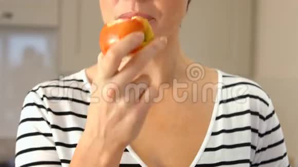 女人吃苹果视频的预览图