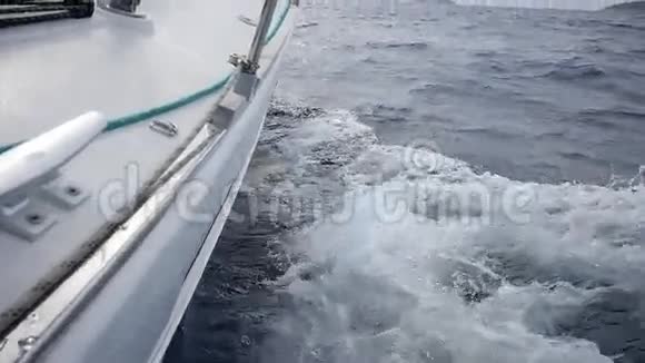 希腊海浪背景下的甲板游艇在总计划中视频的预览图