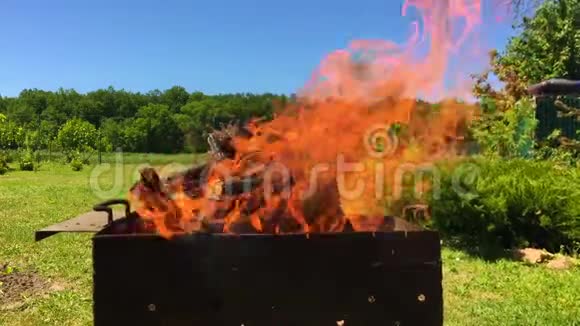 美丽的红火从切片木材深灰色黑色煤内金属胸罩视频的预览图