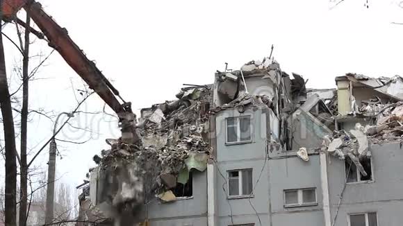用重型机械拆除城市环境中的建筑物视频的预览图