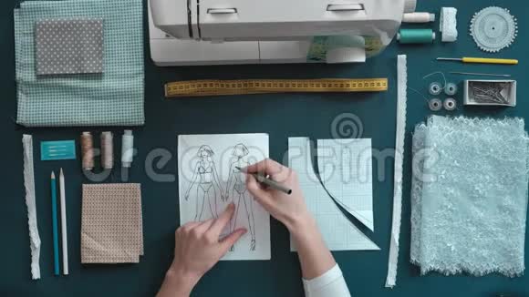 桌面女裁缝设计师内衣顶景蓝色背景视频的预览图