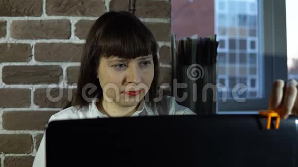 年轻商务女性带笔记本电脑视频的预览图