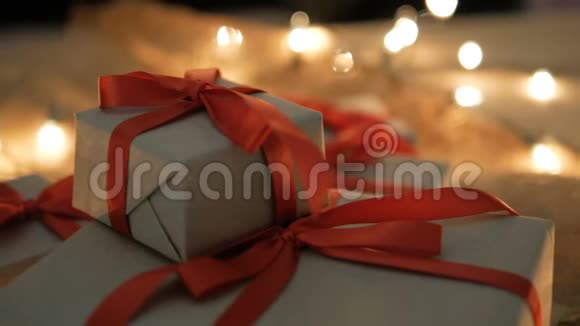 带灯的礼品盒圣诞节和新年视频的预览图