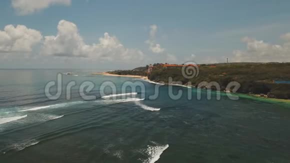 鸟瞰美丽海滩巴厘岛视频的预览图