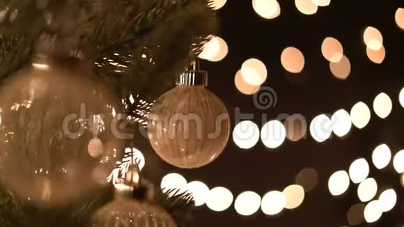 圣诞树上的圣诞球还有树灯视频的预览图