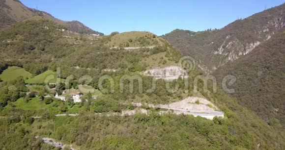 从Nembro村到Selvino的意大利山路无人机航景图视频的预览图