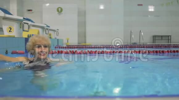 老妇人在游泳池里度过闲暇时光视频的预览图