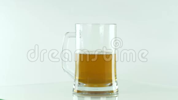 啤酒杯放在白色背景啤酒节上视频的预览图