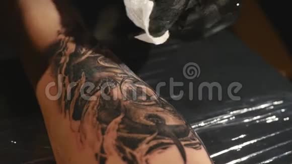 创作中纹身艺术家的镜头视频的预览图