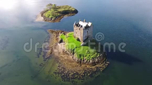 苏格兰阿尔盖尔的史塔克城堡的空中飞行视频的预览图
