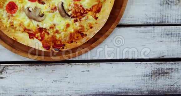 在木板上烤披萨视频的预览图