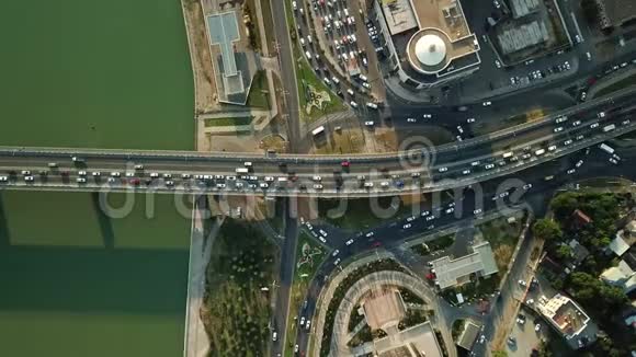高速公路空中无人机飞行视野繁忙的城市高峰时间交通拥堵的高速公路视频的预览图