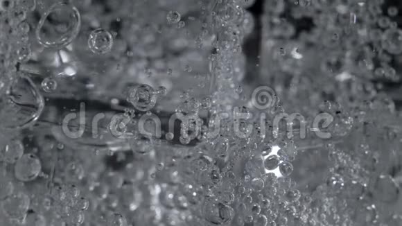 玻璃中有气泡的苏打水视频视频的预览图