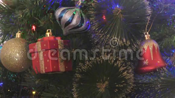 圣诞树上的五彩灯视频的预览图