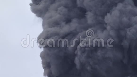 巴布亚新拉布尔火山的烟雾视频的预览图