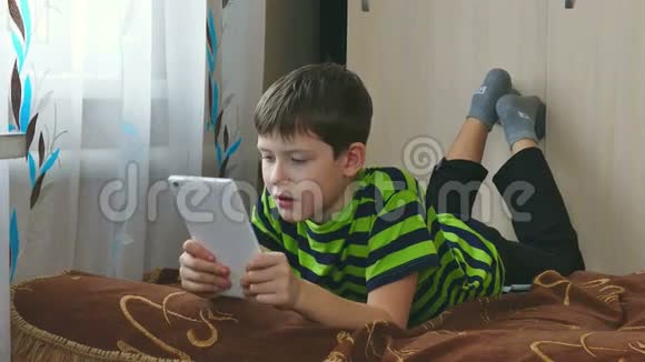 少年玩平板电脑上网玩游戏视频的预览图