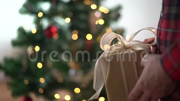 双手送圣诞礼品盒视频的预览图