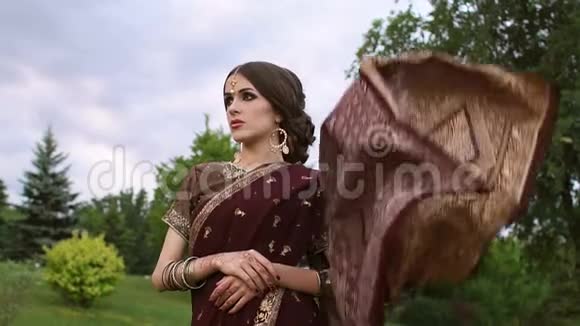 一个穿印度裙子的漂亮女孩的肖像视频的预览图