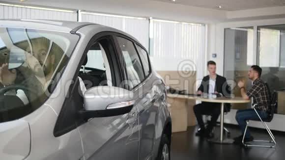 快乐的人展示了他新车的钥匙汽车生意汽车销售技术和人的概念快乐的男性与汽车视频的预览图