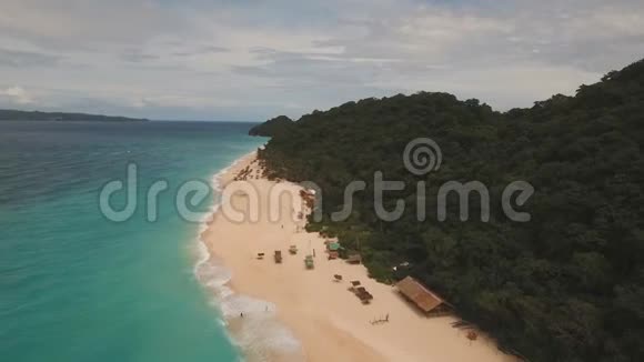 带棕榈树的热带沙滩视频的预览图