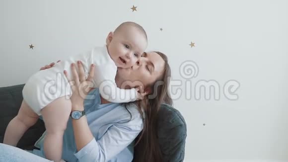 年轻的母亲抱着她的小男孩视频的预览图