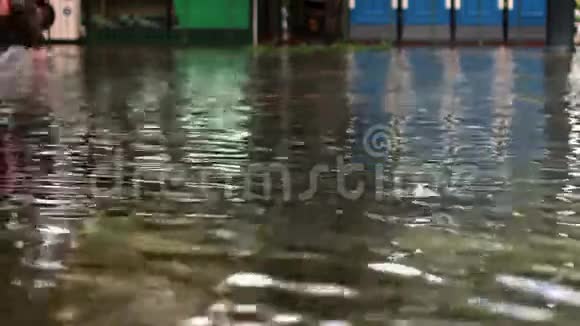 洪水下的街道视频的预览图