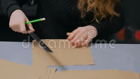 专业的女性装饰师从事牛皮纸的设计师视频的预览图