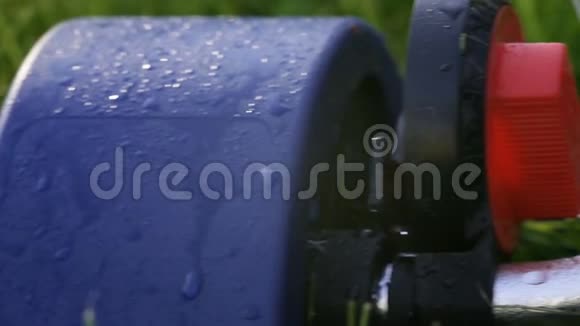 草坪洒水器在绿草上喷水视频的预览图