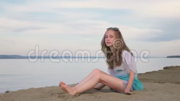 在一个美丽的夏日一个棕色头发的漂亮少女视频的预览图