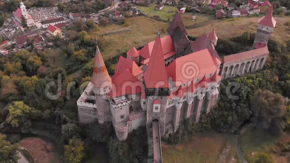 中世纪科文城堡的鸟瞰图视频的预览图
