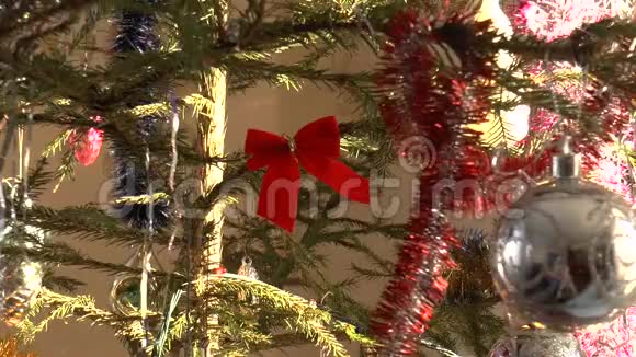 圣诞树上的红丝带视频的预览图