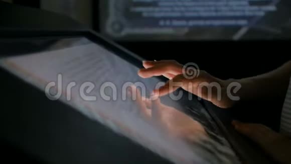 现代历史博物馆使用交互式触摸屏的妇女视频的预览图