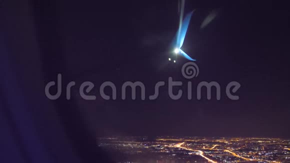 起飞飞机飞行概念飞机晚上在机场跑道起飞飞机着陆观点视频的预览图