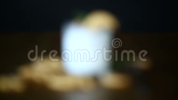 一杯甜的自制酸奶和饼干视频的预览图