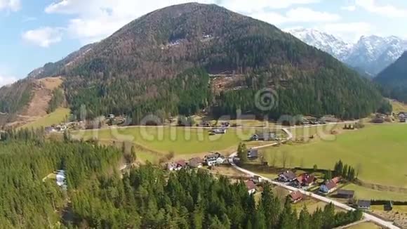 奥地利山区的森林上空盘旋视频的预览图
