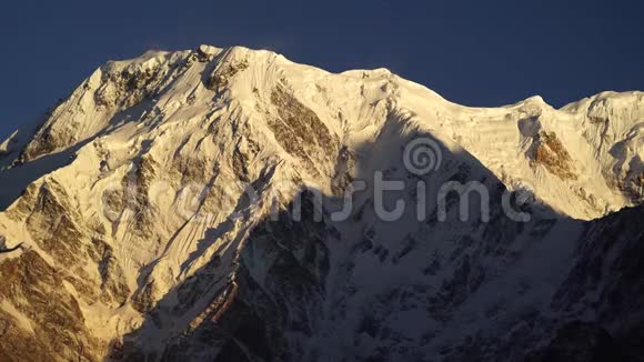 尼泊尔安纳普尔纳地区喜马拉雅山南峰和山口视频的预览图