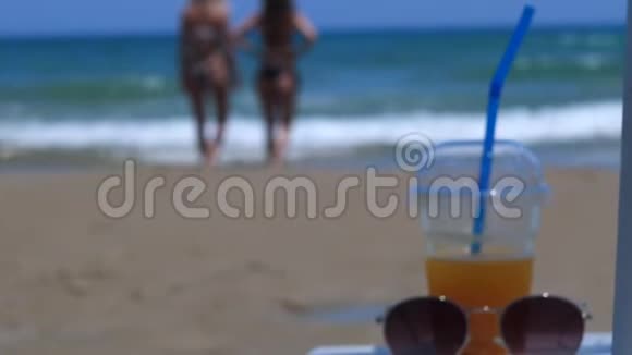 海中人的夏日背景视频的预览图