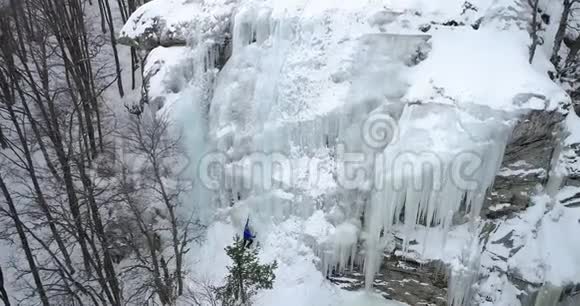 冰攀爬冰冻瀑布视频的预览图