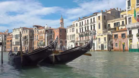 威尼斯大运河上的贡多拉斯视频的预览图