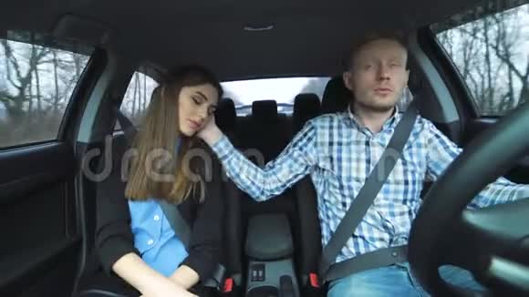 可爱的一对夫妇坐在车里互相抚摸视频的预览图