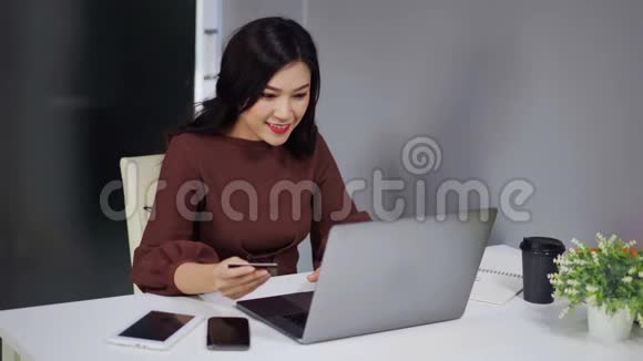 使用手提电脑上网购物的妇女视频的预览图