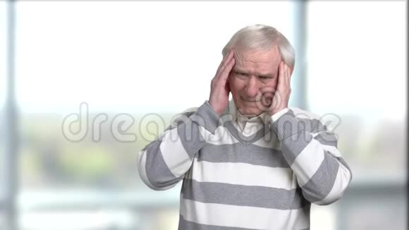 年迈的休闲男子头痛视频的预览图