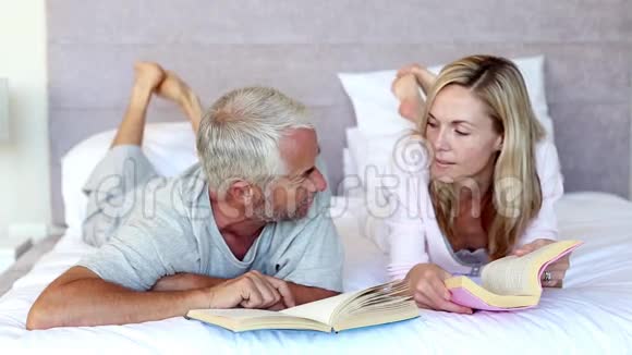 一对严肃的夫妻在床上聊天视频的预览图