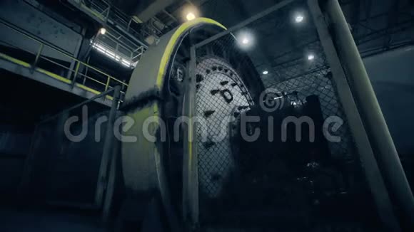 铜加工工业内部的球磨机视频的预览图